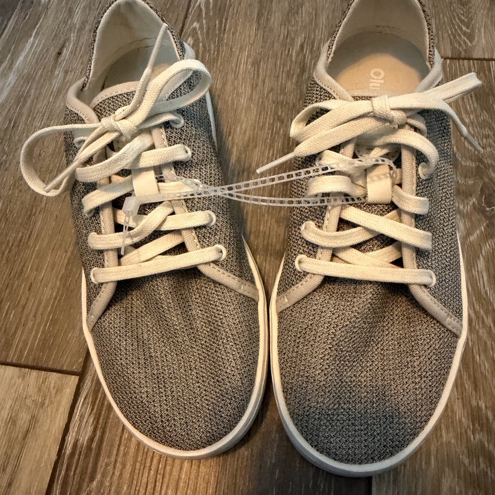 OluKai Pehuea Li (Taupe White Sand) Knit Slip-On with White Logo NWOT Size 7